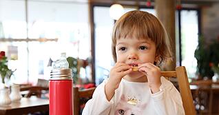 Je nach Alter und Gewicht sollten Kinder nicht mehr als zwei bis f&uuml;nf Gramm Salz am Tag zu sich nehmen.