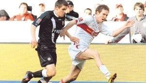 Alexander Hleb versucht, dem Frankfurter Sebastian Jung davonzulaufen. Trainer Christian Gross vermisst bei seinem Star allerdings druckvolles Spiel.Foto: dpa