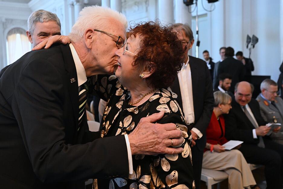 Ministerpr&auml;sident Winfried Kretschmann (Gr&uuml;ne) umarmt w&auml;hrend des Festakts seine Frau Gerlinde Kretschmann.