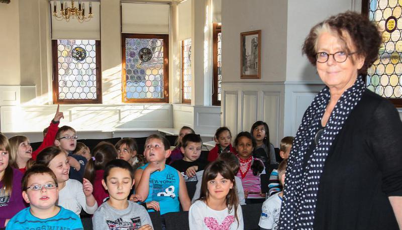 Elisabeth Zöller begeistert die Grundschüler mit ihrer Geschichte von Krissis und seinem Ärger mit den Mitschülern.
Foto: Silke Amann. Elisabeth Zöller begeistert die Grundschüler mit ihrer Geschichte von Krissis und seinem Ärger mit den Mitschülern.
Foto: Silke Amann.