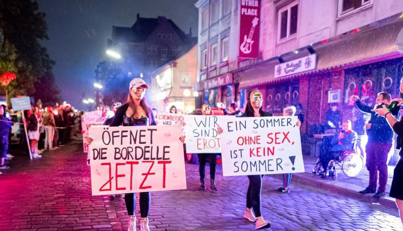 Sexarbeiterinnen demonstrieren auf dem Hamburger Kiez gegen ein coronabedingtes Arbeitsverbot im Rotlichtsektor (Archiv). Sexarbeiterinnen demonstrieren auf dem Hamburger Kiez gegen ein coronabedingtes Arbeitsverbot im Rotlichtsektor (Archiv).