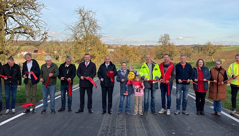 Bürgermeister Carl Michael Nicklas und Projektleiterin Catharina Baier werden von Baubeteiligten und Gemeinderäten bei der Freigabe in die Mitte genommen. Bürgermeister Carl Michael Nicklas und Projektleiterin Catharina Baier werden von Baubeteiligten und Gemeinderäten bei der Freigabe in die Mitte genommen.