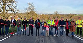 Bürgermeister Carl Michael Nicklas und Projektleiterin Catharina Baier werden von Baubeteiligten und Gemeinderäten bei der Freigabe in die Mitte genommen.