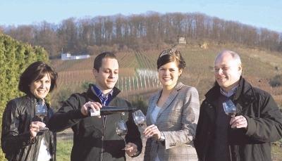 Passend zur Außentemperatur schenken Gabriele, Denis und Peter Gurrath der Deutschen Weinkönigin Mandy Großgarten in Heilbronn Eiswein ein.Foto: Dirks Passend zur Außentemperatur schenken Gabriele, Denis und Peter Gurrath der Deutschen Weinkönigin Mandy Großgarten in Heilbronn Eiswein ein.Foto: Dirks
