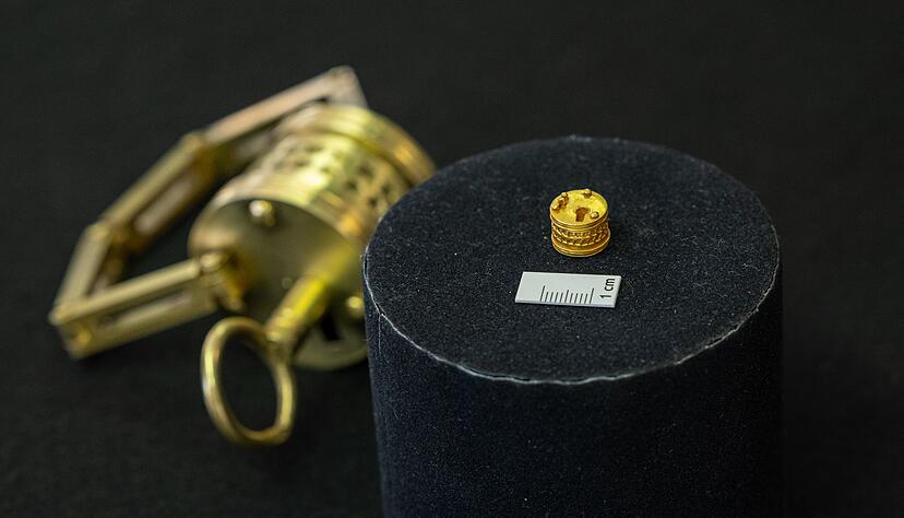 So winzig: Das römische Miniatur-Schloss liegt neben einem Maßstab für einen Zentimeter. Im Hintergrund der Nachbau im Verhältnis 4:1. So winzig: Das römische Miniatur-Schloss liegt neben einem Maßstab für einen Zentimeter. Im Hintergrund der Nachbau im Verhältnis 4:1.