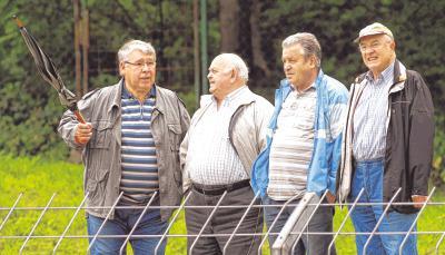 Mit Schirm und Sachverstand: Diese Vierer-Kette gesellte sich zu den 1100 Schaulustigen im Eppinger Hugo-Koch-Stadion.