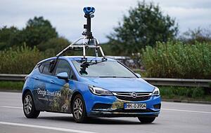 Ein Fahrzeug von Google Street View, best&uuml;ckt mit Kameras.