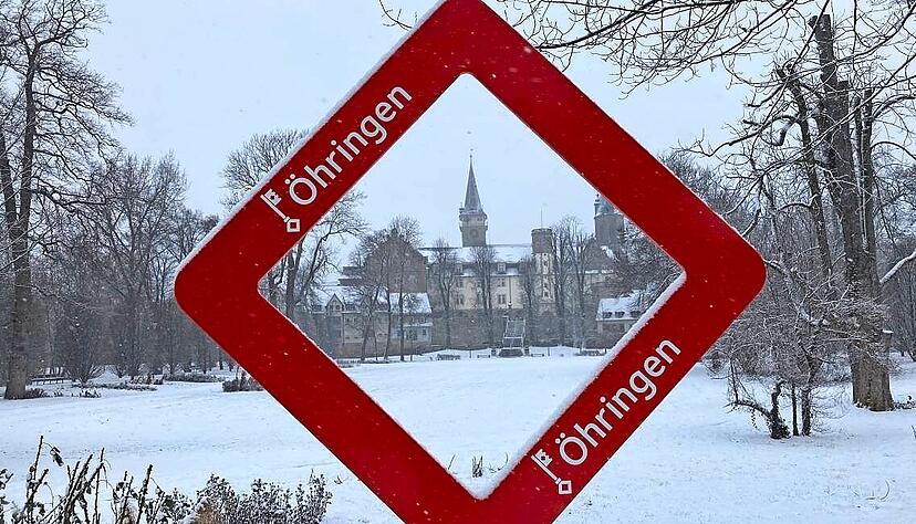 Rot und weiß, die Stadtfarben von Öhringen, kommen im eingeschneiten Hofgarten gut zur Geltung.