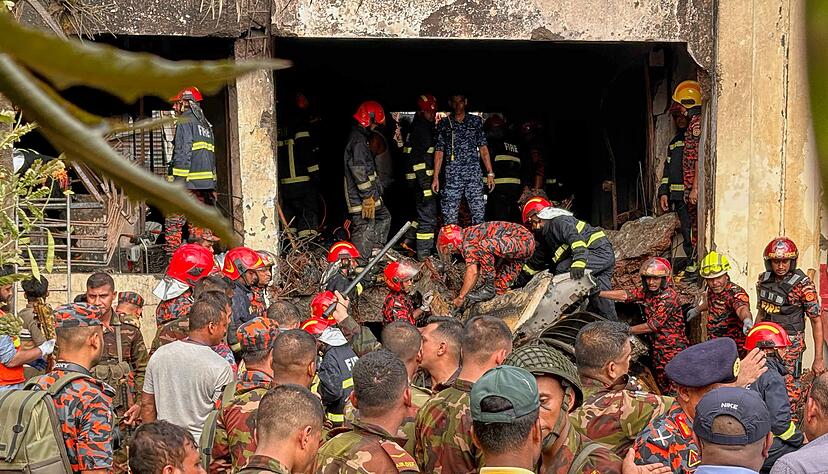 Einsatzkr&auml;fte arbeiten an der Ungl&uuml;cksstelle.