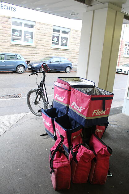 Mit solchen Fahrrädern werden die Bestellungen ausgelierfert. Mit solchen Fahrrädern werden die Bestellungen ausgelierfert.