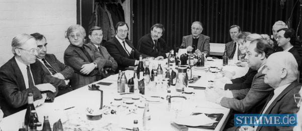 Die erste Sitzung des Programmbeirates von Radio Regional findet am 8. März 1988 statt. Links Alt-Verleger Frank Distelbarth.