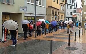 Am Sonntag vor der Stadtbücherei in Öhringen: Auch hier nehmen die Menschen lange Wartezeiten in Kauf, um sich impfen zu lassen.
Foto: Jürgen Koch Am Sonntag vor der Stadtbücherei in Öhringen: Auch hier nehmen die Menschen lange Wartezeiten in Kauf, um sich impfen zu lassen.
Foto: Jürgen Koch