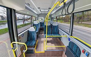 Innen ist der Bus modern und mit Plätzen für Rollstuhlfahrer ausgestattet. Innen ist der Bus modern und mit Plätzen für Rollstuhlfahrer ausgestattet.