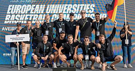 Nils Maisel (obere Reihe, Vierter von links) genoss im Kreise der Basketball-Delegation des Karlsruher Institut für Technologie die Eröffnungsfeier.
Foto: EUC Basketball