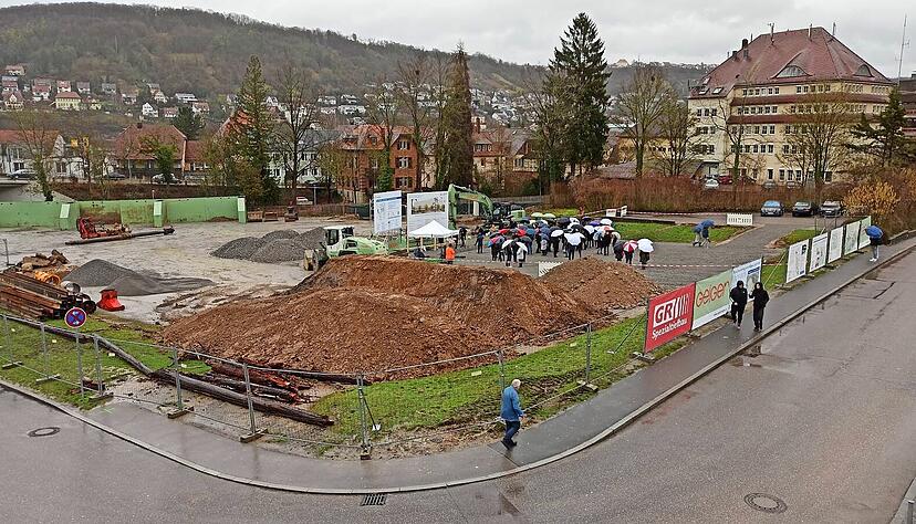 Geparkt wird auf dem alten Schotterplatz nicht mehr und die Baustelle ist schon deutlich zu erkennen. Der Spatenstich läutet die Altlastensanierung ein, die vor dem Bau des neuen Parkhauses geschehen muss. Geparkt wird auf dem alten Schotterplatz nicht mehr und die Baustelle ist schon deutlich zu erkennen. Der Spatenstich läutet die Altlastensanierung ein, die vor dem Bau des neuen Parkhauses geschehen muss.