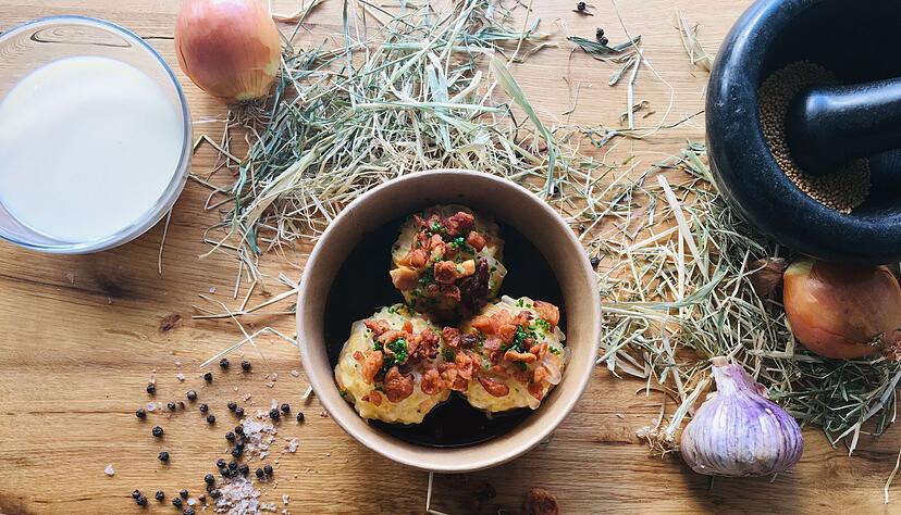 Mal ganz anders serviert: Der Schweinsbraten verbirgt sich hier im Knödel. Mal ganz anders serviert: Der Schweinsbraten verbirgt sich hier im Knödel.