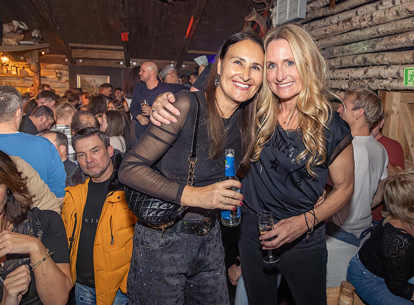 Das Food-Court-Gelände in der Badstraße hat sich in eine winterliche Partyzone verwandelt.