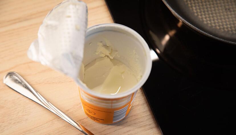 Einmal geöffnet, lässt sich ein Schmandbecher nicht mehr verschließen - oder? Einmal geöffnet, lässt sich ein Schmandbecher nicht mehr verschließen - oder?