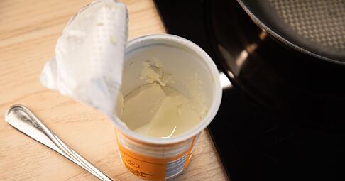 Einmal ge&ouml;ffnet, l&auml;sst sich ein Schmandbecher nicht mehr verschlie&szlig;en - oder?