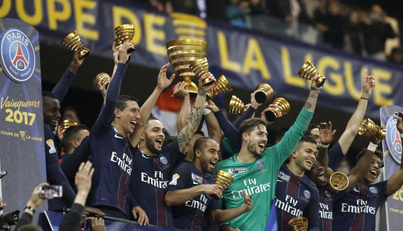 Die Mannschaft von Paris Saint-Germain feiert 2017 den Gewinn des Ligapokals. Die Mannschaft von Paris Saint-Germain feiert 2017 den Gewinn des Ligapokals.