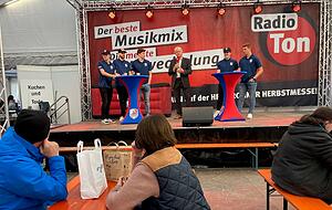 100 Freikarten fürs nächste Spiel und Autogramme der Heilbronner Falken waren vor allem am Samstagmorgen zeitweise ein Besuchermagnet an der Radio-Ton-Bühne. Foto: Susanne Schwarzbürger