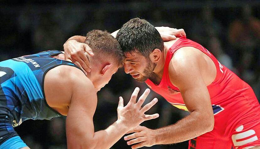 Ramazan Ramazanov (rotes Trikot) ist von den Strapazen der WM gezeichnet gewesen, siegt aber trotzdem gegen Manuel Wagin.