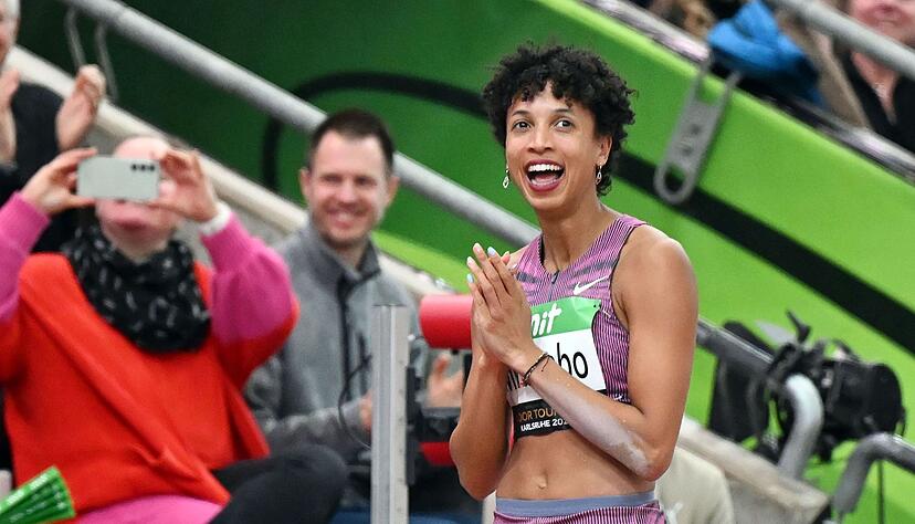 Malaika Mihambo freut sich &uuml;ber eine gute Leistung.