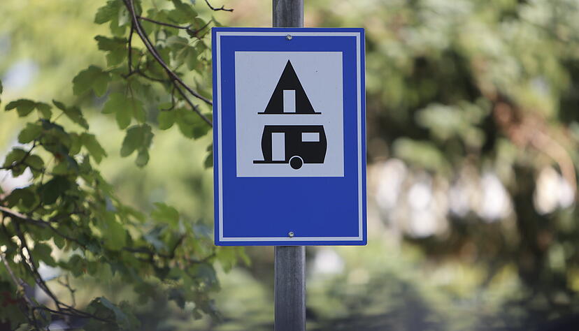 Blick auf ein Hinweisschild auf einen Campingplatz. Bei einem Ranking des Internetportals "Camping.info" landet eine Anlage bei Sinsheim auf den vorderen Plätzen.