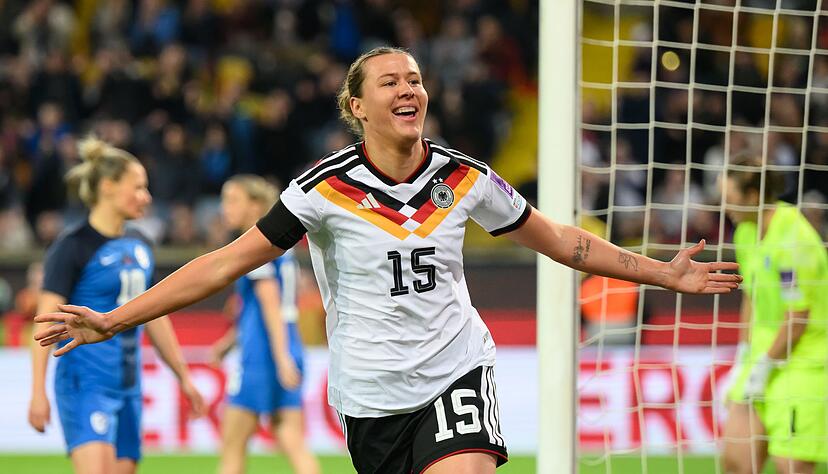 Einstand nach Maß: Larissa Mühlhaus feiert in ihrem ersten Länderspiel ihr erstes Tor. Einstand nach Maß: Larissa Mühlhaus feiert in ihrem ersten Länderspiel ihr erstes Tor.