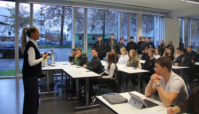 Studienberaterin Katja Eickert erz&auml;hlt in einem vollbesetzten H&ouml;rsaal Sch&uuml;lerinnen und Sch&uuml;lern vom Studium an der DHBW Heilbronn.