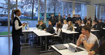 Studienberaterin Katja Eickert erz&auml;hlt in einem vollbesetzten H&ouml;rsaal Sch&uuml;lerinnen und Sch&uuml;lern vom Studium an der DHBW Heilbronn.