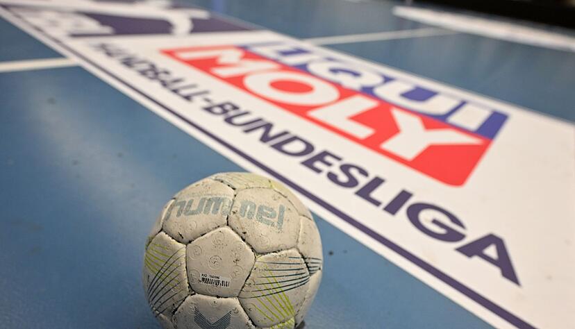 Handball: Bundesliga, ASV Hamm-Westfalen - HSG Wetzlar, 6. Spieltag, Westpress-Arena: Ein Handball liegt auf dem Boden, dahinter ist das Logo der Handball-Bundesliga (HBL) zu sehen.