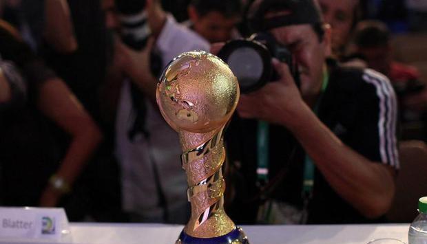 Die Confederations Cup-Trophäe ist Mittelpunkt einer Pressekonferenz in Rio. Foto: Antonio Lacerda Die Confederations Cup-Trophäe ist Mittelpunkt einer Pressekonferenz in Rio. Foto: Antonio Lacerda
