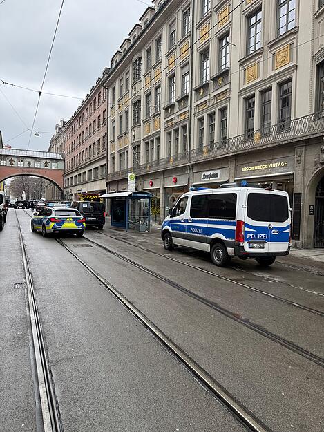 5000 Polizisten, auch aus anderen Bundesländern und Österreich, sind am Wochenende bei der Münchner Sicherheitskonferenz im Einsatz. Der Anschlag am Vortag hat die Wachsamkeit nochmals erhöht. Permanent kreisen Polizeihubschrauber über der Stadt. 5000 Polizisten, auch aus anderen Bundesländern und Österreich, sind am Wochenende bei der Münchner Sicherheitskonferenz im Einsatz. Der Anschlag am Vortag hat die Wachsamkeit nochmals erhöht. Permanent kreisen Polizeihubschrauber über der Stadt.