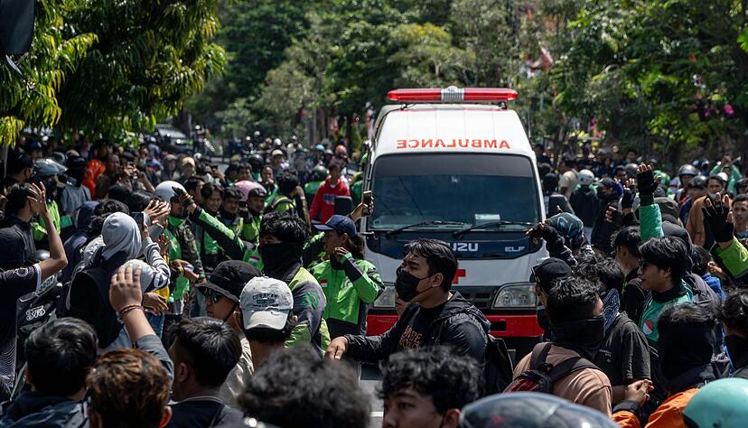 In der Hauptstadt Denpasar kam es zu Unruhen.