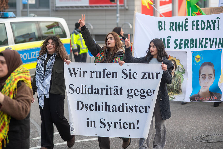 Demonstranten fordern in Heilbronn Solidarit&auml;t mit den Kurden im Iran und in Syrien.
