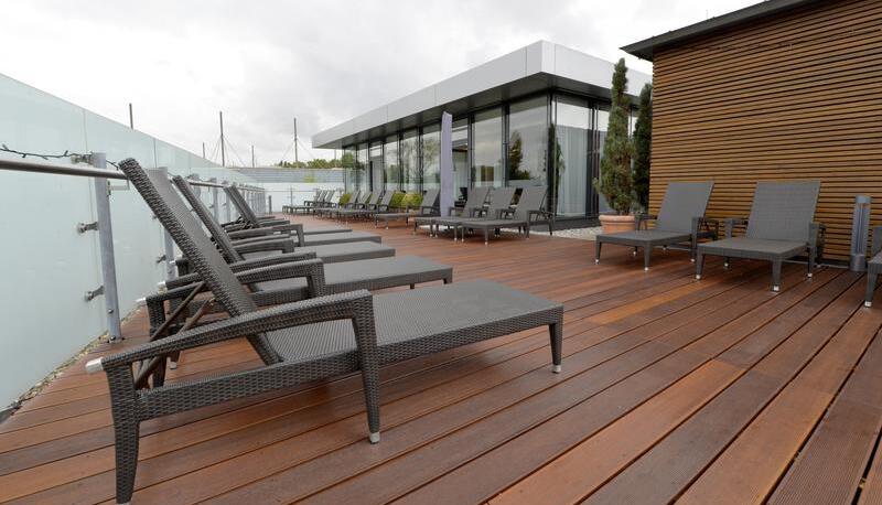 Mehr Komfort bietet der Sauna-Au&szlig;enbereich: G&auml;ste finden jetzt ausreichend Liegen vor. Daf&uuml;r wurde der Sauna-Garten verkleinert.