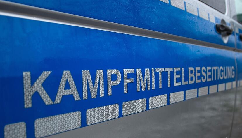 Experten des Kampfmittelbeseitigungsdienstes sprengen eine Granate in Oedheim.