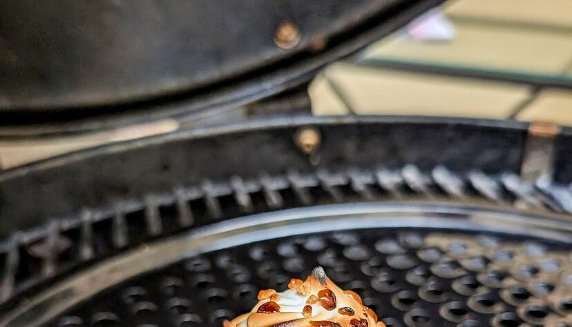 Der kleine Tortenboden sorgt beim Grillen des mit Eischnee ummanteltem Eis für Stand. Der kleine Tortenboden sorgt beim Grillen des mit Eischnee ummanteltem Eis für Stand.
