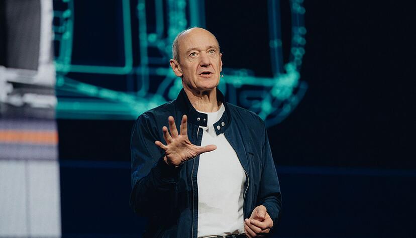 Siemens-CEO Roland Busch er&ouml;ffnet mit seiner Keynote-Ansprache die Technikmesse CES 2026 und k&uuml;ndigt mehrere Initiativen zum KI-Einsatz in der Industrie an.