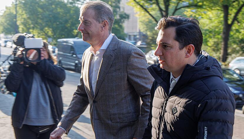 Fünf Verhandlungstage lang hat Christina Blocks Ex-Mann Stephan Hensel (in der Bildmitte) im Prozess um die Entführung der Kinder ausgesagt. Fünf Verhandlungstage lang hat Christina Blocks Ex-Mann Stephan Hensel (in der Bildmitte) im Prozess um die Entführung der Kinder ausgesagt.