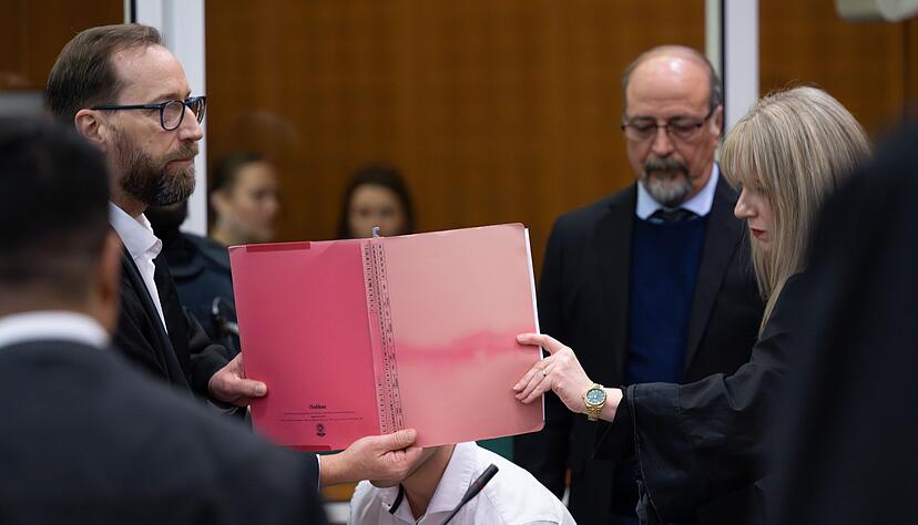 Insgesamt sind acht M&auml;nner angeklagt.