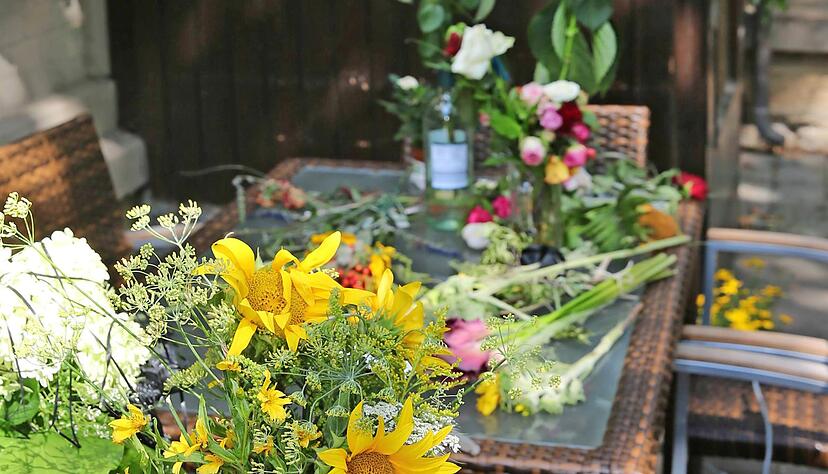 Niedergelegte Blumen vor Hessers Gaststätte Kernerhöhe. Foto: Andreas Veigel