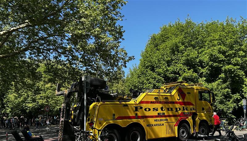 Polizei und Stadt schützen Zuschauer und Teilnehmer des Trollinger-Marathons in Heilbronn: So wird die Zufahrt vor dem Frankenstadion geschützt, damit kein Autofahrer dort rein rasen kann.