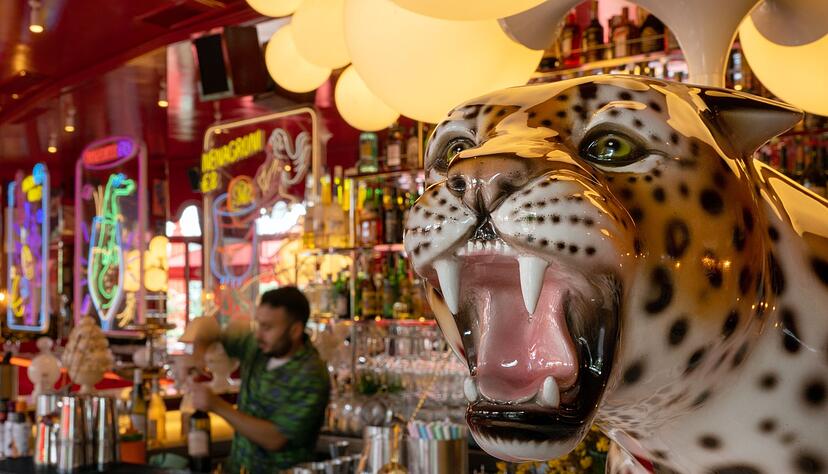 Ein Porzellanlöwe auf der Bar, des Restaurants «Coccodrillo». Das Trend-Lokal in Berlin feiert erst seit kurzem in Berlin seine Eröffnung. Ein Porzellanlöwe auf der Bar, des Restaurants «Coccodrillo». Das Trend-Lokal in Berlin feiert erst seit kurzem in Berlin seine Eröffnung.