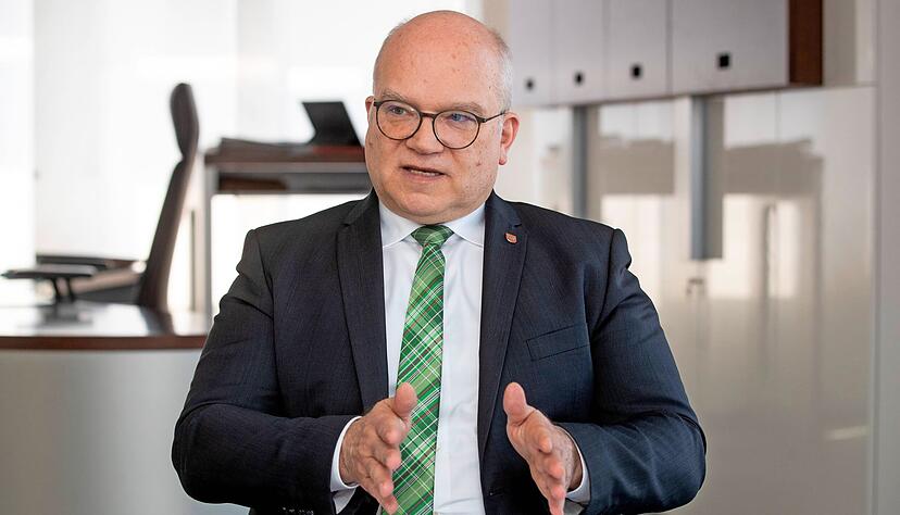 Norbert Heuser war 19 Jahre lang Bürgermeister von Neuenstadt. Als Landrat möchte er vor allem Themen wie den Klimaschutz und die digitale Transformation vorantreiben.
Fotos: Andreas Veigel