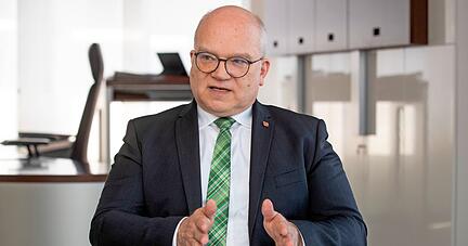 Norbert Heuser war 19 Jahre lang Bürgermeister von Neuenstadt. Als Landrat möchte er vor allem Themen wie den Klimaschutz und die digitale Transformation vorantreiben.
Fotos: Andreas Veigel