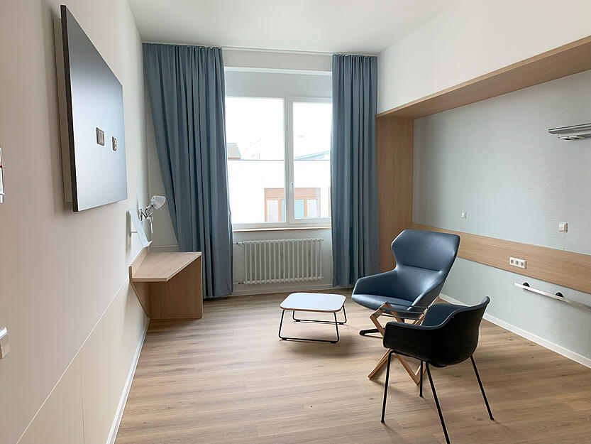 Blick in ein Einzelzimmer im Wahlleistungsbereich des 3. Obergeschosses. Im 2. Stock dominieren Doppelzimmer. Blick in ein Einzelzimmer im Wahlleistungsbereich des 3. Obergeschosses. Im 2. Stock dominieren Doppelzimmer.