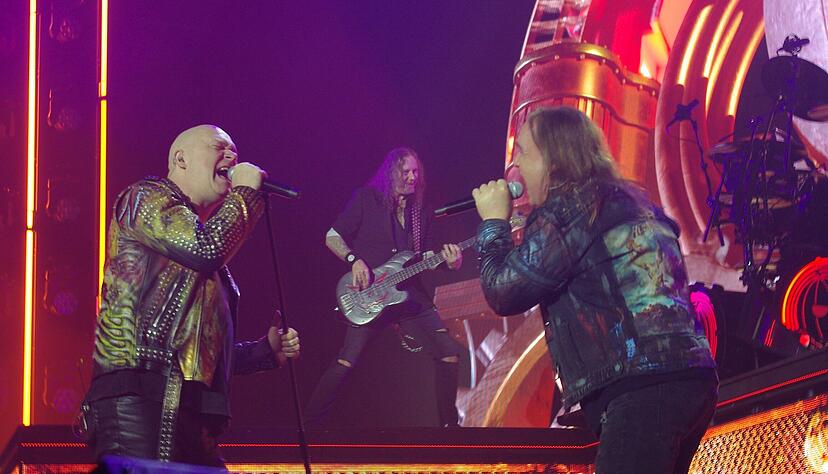 Gesang im Duett: Michael Kiske (links) und Andi Deris bestreiten viele Helloween-Songs gemeinsam.