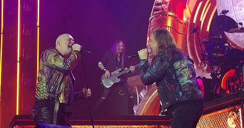 Gesang im Duett: Michael Kiske (links) und Andi Deris bestreiten viele Helloween-Songs gemeinsam.